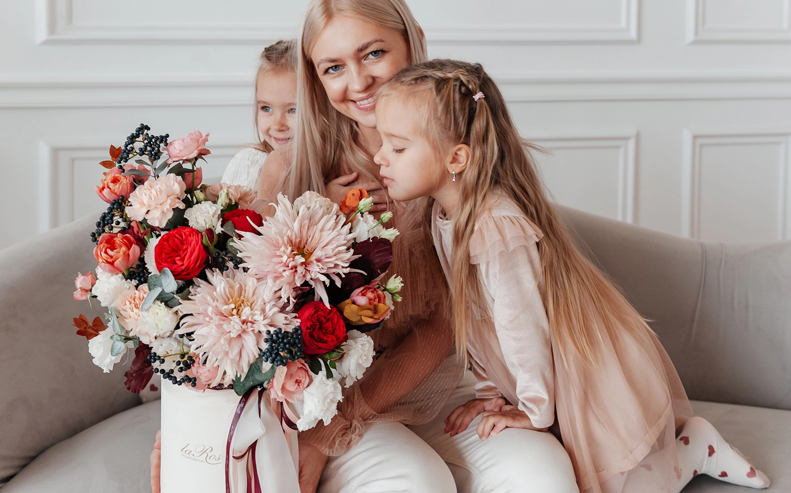 Радость в глазах мамы и шикарный букет от La Rose в руках! Радость в глазах мамы и шикарный букет от La Rose в руках!