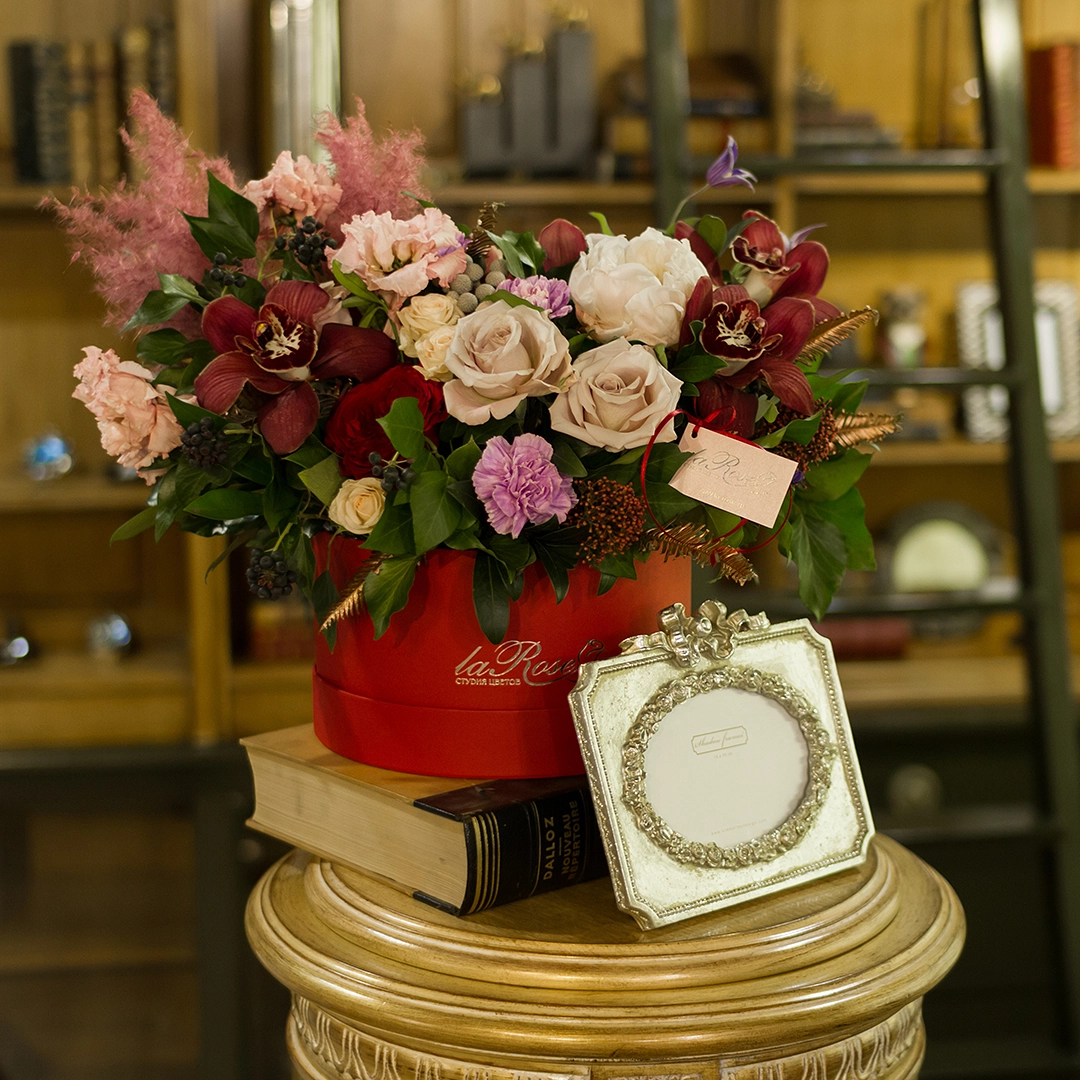 Как ухаживать за цветами в шляпных коробках?