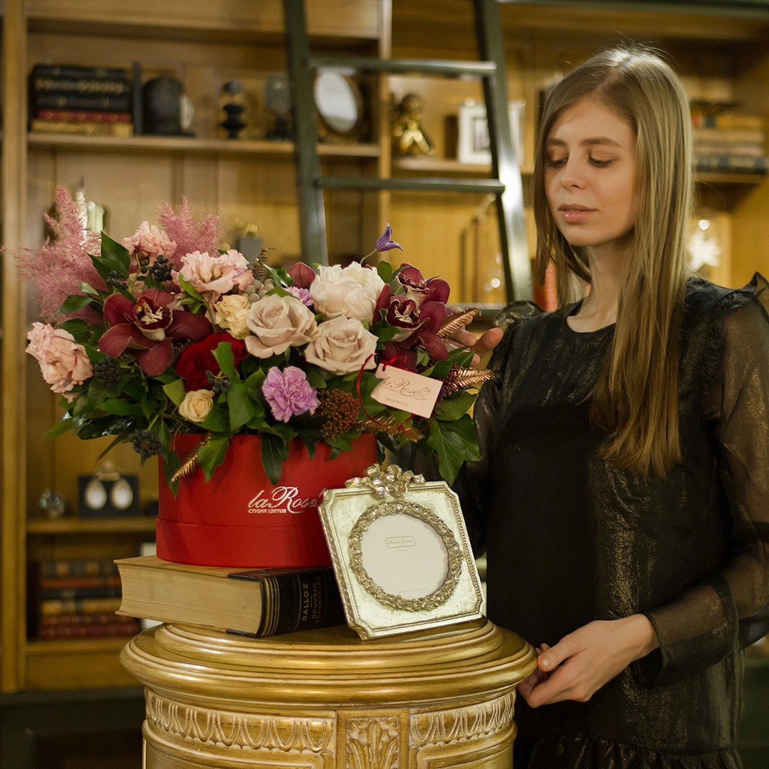 Как ухаживать за цветами в шляпных коробках?