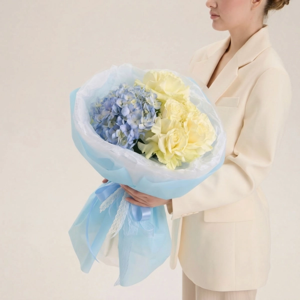 Минибукет из гортензии и белой розы купить в Кургане