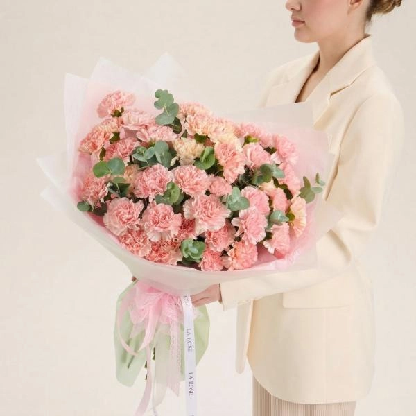 Дуобукет из розовых гвоздик с эвкалиптом купить в Кургане