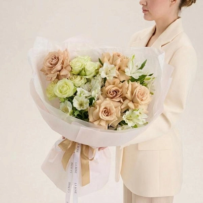 Сборный букет с розами Mokko и альстромерией