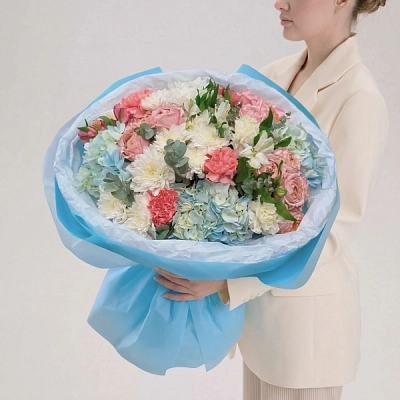 Яркий букет с гортензией и кустовой розой