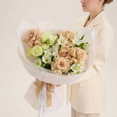 Сборный букет с розами Mokko и альстромерией