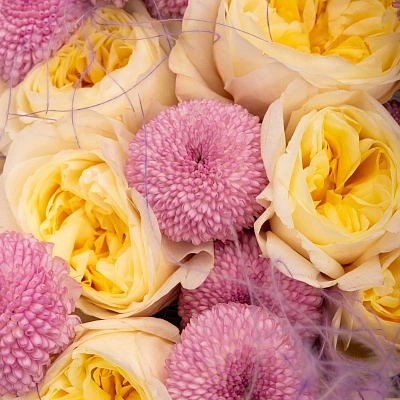 Букет с розой Фатима и хризантемой Момоко